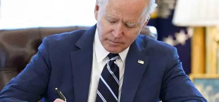 Firma Biden orden ejecutiva para controlar el desarrollo de la IA