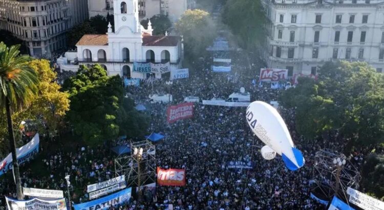 Protesta masiva en Argentina por recortes a la universidad pública