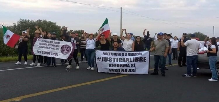 Los trabajadores del Poder Judicial de la Federación de Tamaulipas bloquean la carretera de Victoria-Zaragoza