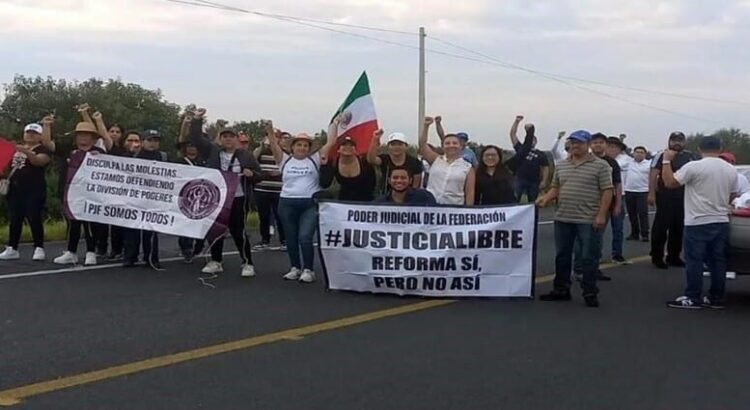 Los trabajadores del Poder Judicial de la Federación de Tamaulipas bloquean la carretera de Victoria-Zaragoza