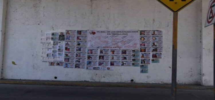 Se instala un mural con fotografías y datos de los familiares desaparecidos en Tamaulipas