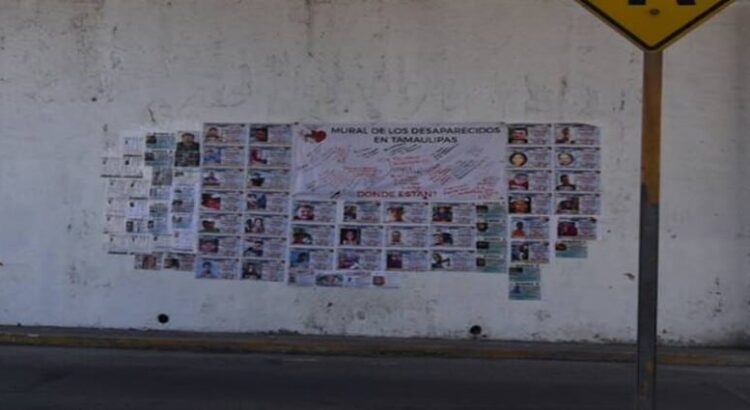 Se instala un mural con fotografías y datos de los familiares desaparecidos en Tamaulipas