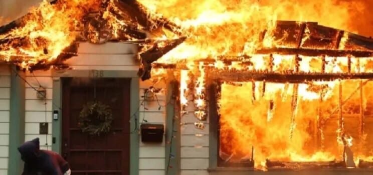 Destituyen a jefa de bomberos tras incendios en Los Angeles