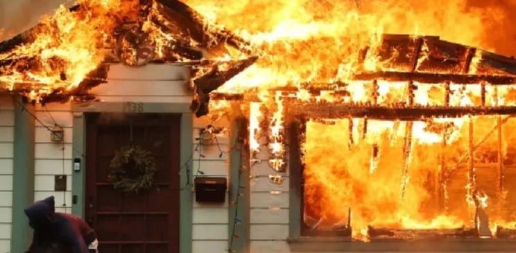 Destituyen a jefa de bomberos tras incendios en Los Angeles Destituyen a jefa de bomberos tras incendios en Los Angeles