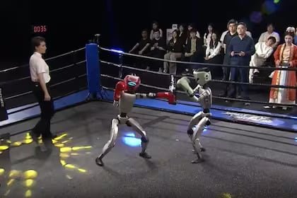China celebra el primer combate de kickboxing entre robots humanoides del mundo