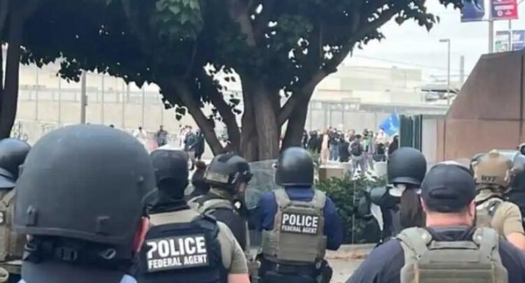 Pide Claudia Sheinbaum no criminalizar a migrantes tras redadas en Los Ángeles