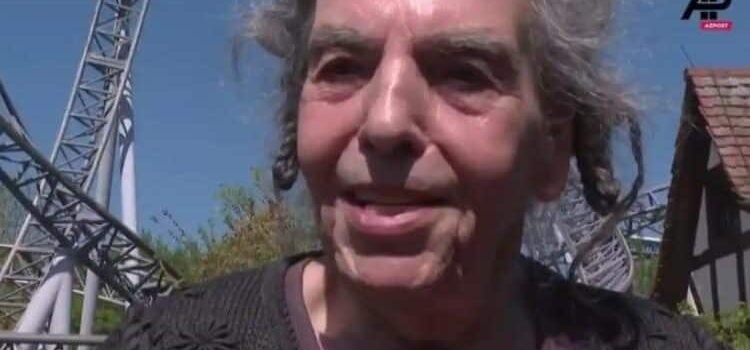 Octogenaria mujer asegura que subirse a la montaña rusa le alivia el dolor de espalda