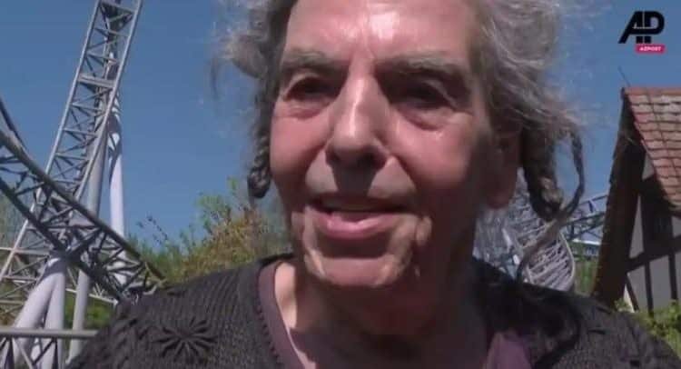 Octogenaria mujer asegura que subirse a la montaña rusa le alivia el dolor de espalda Octogenaria mujer asegura que subirse a la montaña rusa le alivia el dolor de espalda