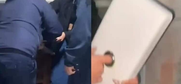 Llegó a urgencias con el dedo atrapado en la tapa de un inodoro