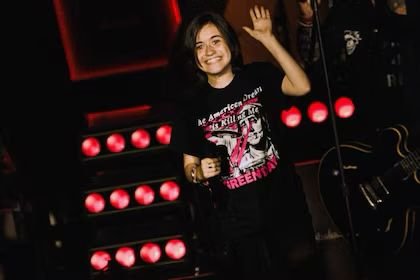 De la angustia a la ovación: joven autista sube al escenario con Green Day en el Riot Fest 2025