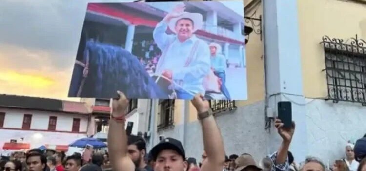 Miles despidieron a Carlos Manzo en Uruapan Miles despidieron a Carlos Manzo en Uruapan