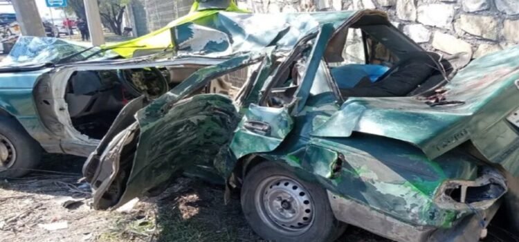 Un vehículo choca contra árbol en Carretera a Nuevo Laredo