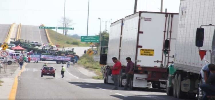 Transportistas bloquean accesos principales de Tamaulipas