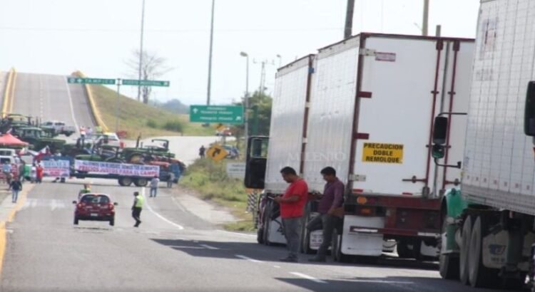 Transportistas bloquean accesos principales de Tamaulipas Transportistas bloquean accesos principales de Tamaulipas