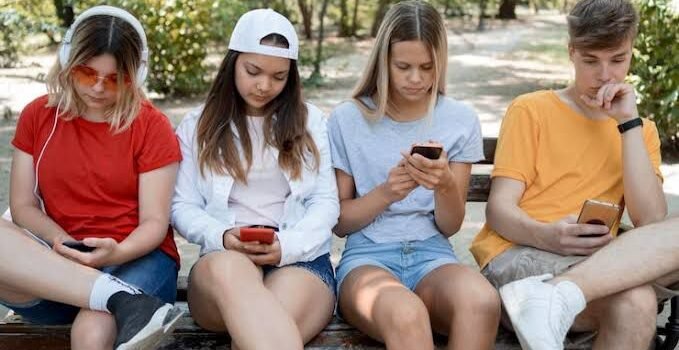 Eurocámara sugiere elevar a 16 años la edad mínima para usar redes sociales e IA