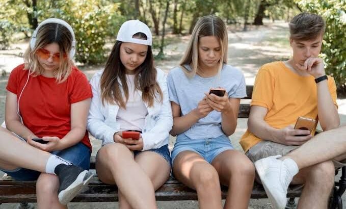 Eurocámara sugiere elevar a 16 años la edad mínima para usar redes sociales e IA Eurocámara sugiere elevar a 16 años la edad mínima para usar redes sociales e IA
