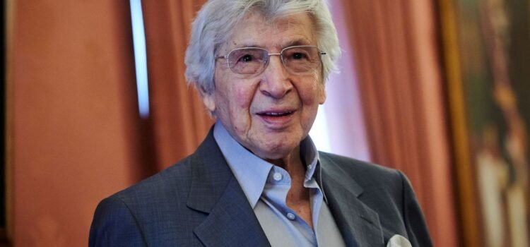 Manuel Alejandro regresa a México con un recital íntimo que repasa su vida y obra